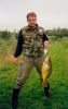 Stefan Thon, Karpfen 64 cm, ca. 10 Pfd., gefangen im Weiher Neufeld bei Ampermoching im September 99, Kder: Toter Kderfisch (Laube)